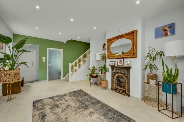 16, Drakes Close, Surrey photo 2