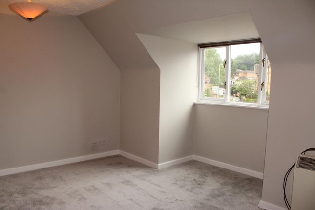 Flat 11, Felicia Court, Flambard Way, Godalming photo 4