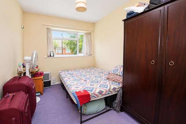 St. Christophers Close, Isleworth photo 5