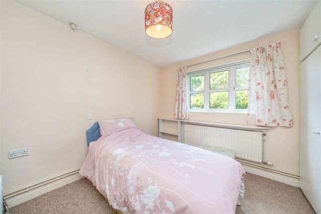 Flat 1, Fishers Court, 68, Walpole Road, Teddington photo 4