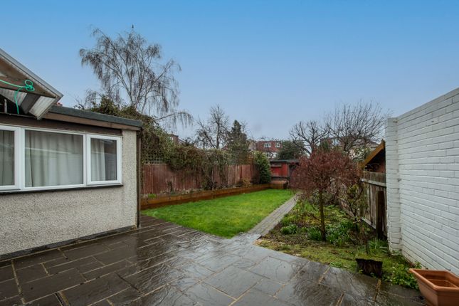 5 Bryant Close, London photo 3