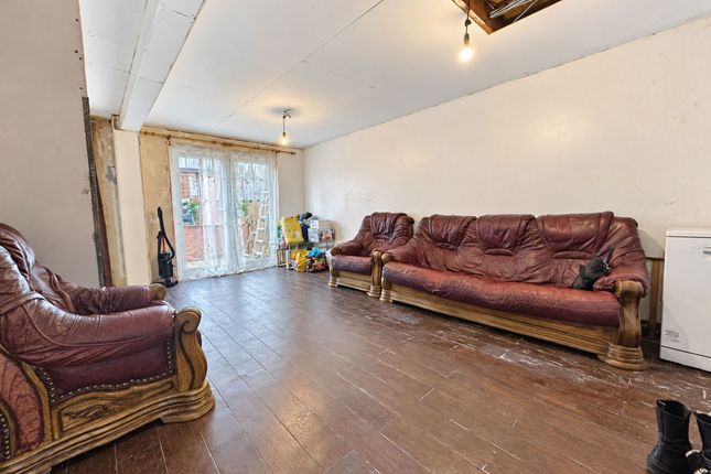 20 Davison Close, Leicester photo 2