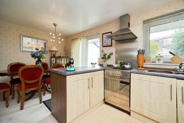 50, Harewood Crescent, Keighley photo 4