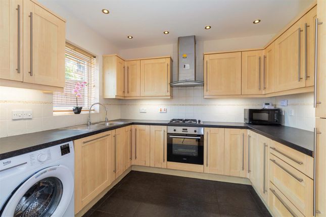 7, Adelaide Close, Slough photo 3