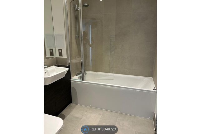 Flat, Angel Lane, London photo 5