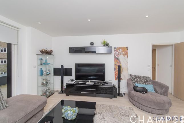 Flat for sale in Devan Grove, London