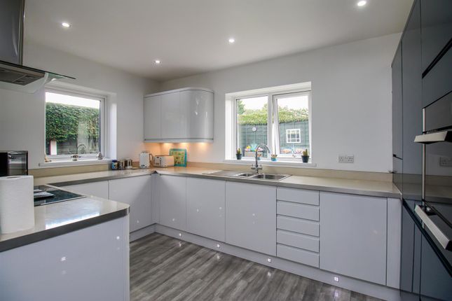 5, Thornbury Park, Wakefield photo 2