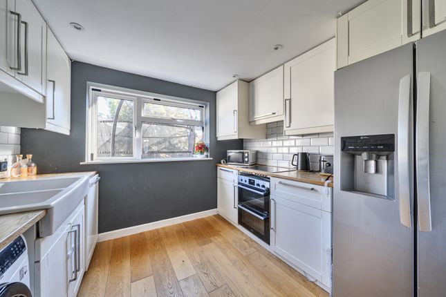 78, Clarence Walk, Surrey photo 4