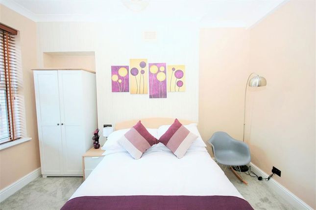 6, Woodseer Street, London photo 4