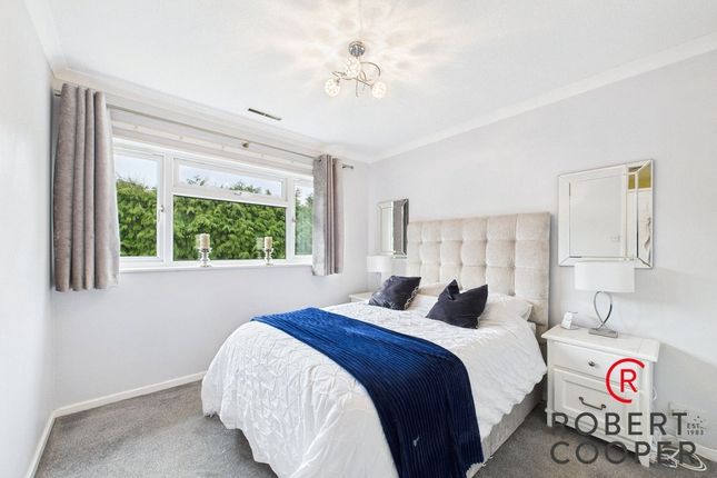 20, Farthings Close, Pinner photo 4