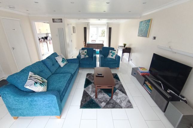 80, Howletts Lane, RUISLIP photo 2