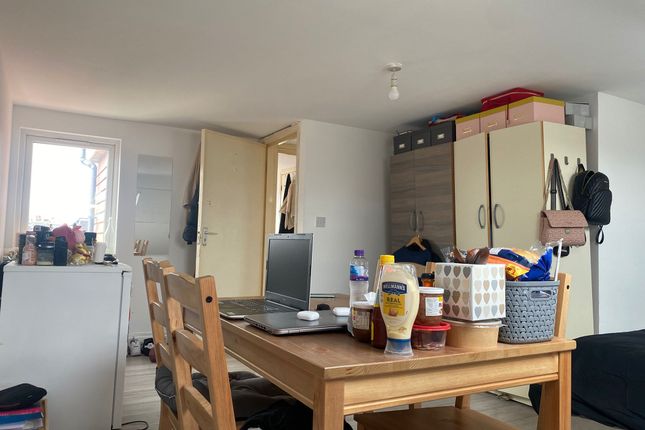 Attic Studio 138, Green Street, Forest Gate photo 3