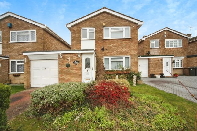 Link-detached house for sale in Benson Close, Luton