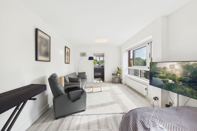23, Frobisher Court, Ealing photo 3