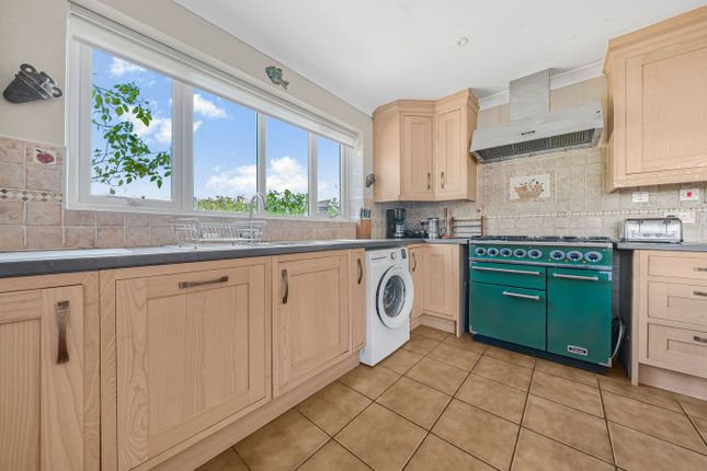 38, Manor Farm Avenue, Shepperton photo 4