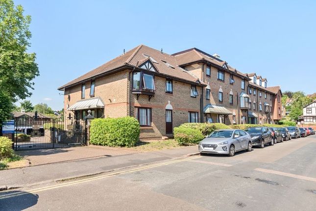 Flat to rent in French Apartments, Lansdowne Road, Purley