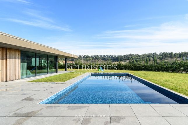 Villa for sale in 4560 Penafiel, Portugal