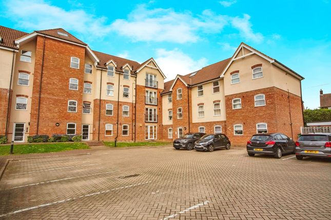 Flat for sale in Lenthall Avenue, Grays