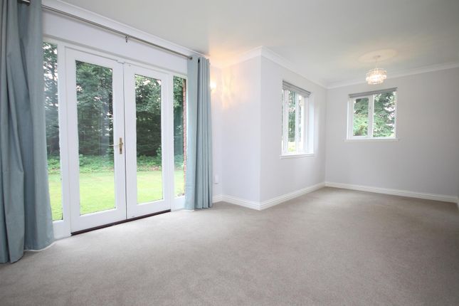 Flat for sale in Hawks Hill Court, Fetcham