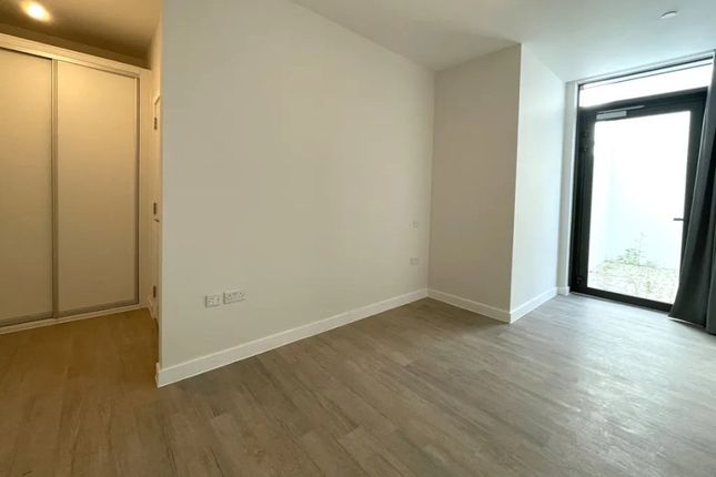 9 Milliners Way, Woking photo 5