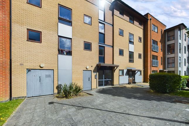 Flat to rent in Commonwealth Drive, Nokes Court