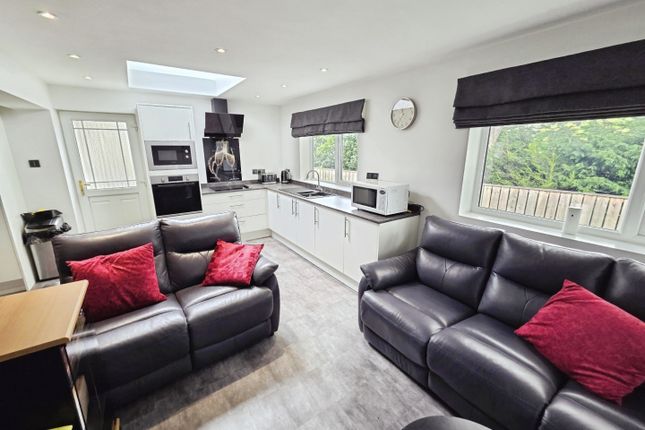 7, Hollowdene, Crook photo 2