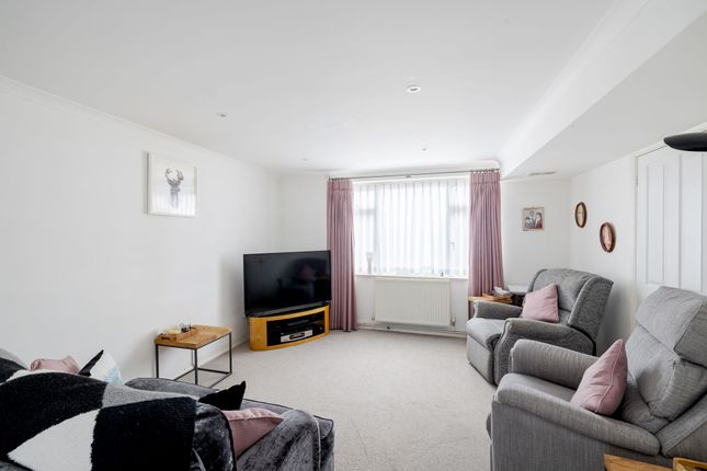 2 Julians Close, Sevenoaks photo 2