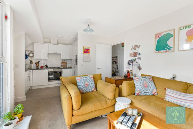 35 Bayswater Close, Palmers Green, London photo 4