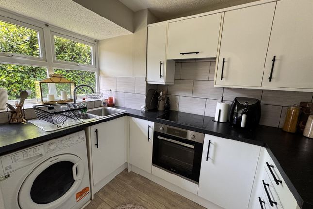 70, Rowhurst Avenue, Addlestone photo 4