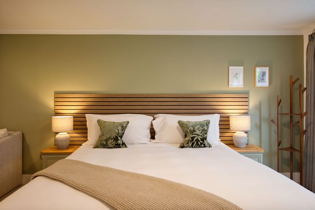 Flat 14, Monarch House, London photo 5