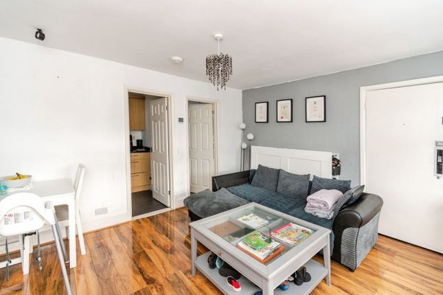 Flat 6, Woodside Court,, Woodside Road, Hampshire photo 4