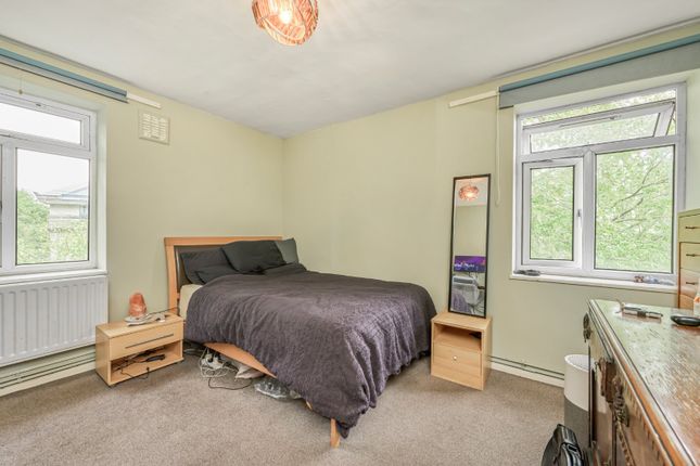 Flat 32, Callingham House,, Clapham Road Estate, London photo 4