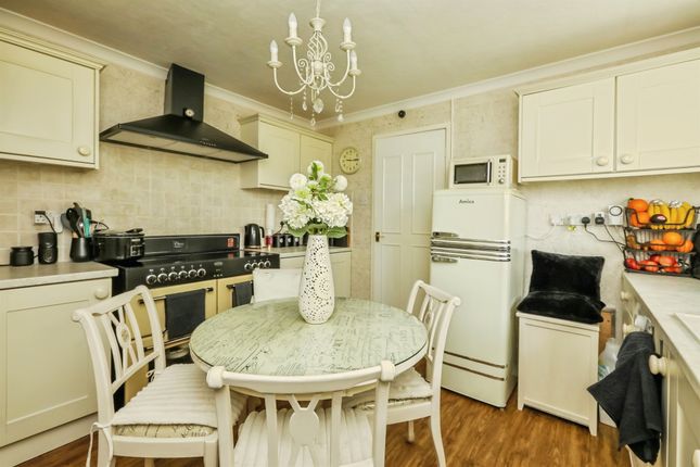 2, Blackthorn Close, Scunthorpe photo 2