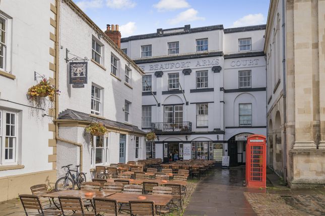 The Gloucester Suite, Beaufort Arms Court, Monmouth photo 2