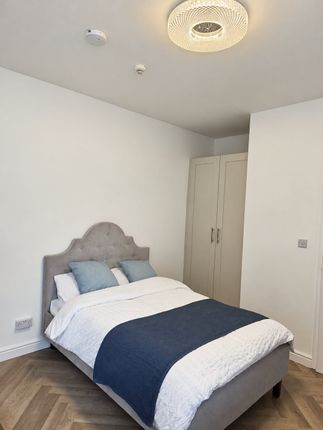 Studio flat on 12, Walsall Road, Darlaston, £997/mo
