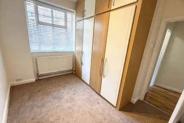 Flat 27, Clive Lodge, Shirehall Lane, London photo 5