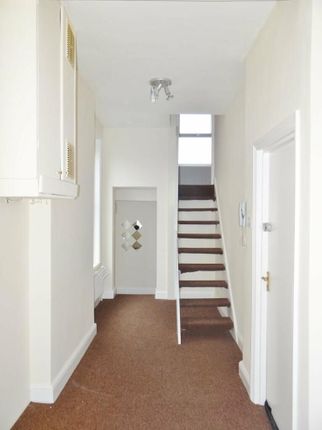 Flat to rent in High Road, London