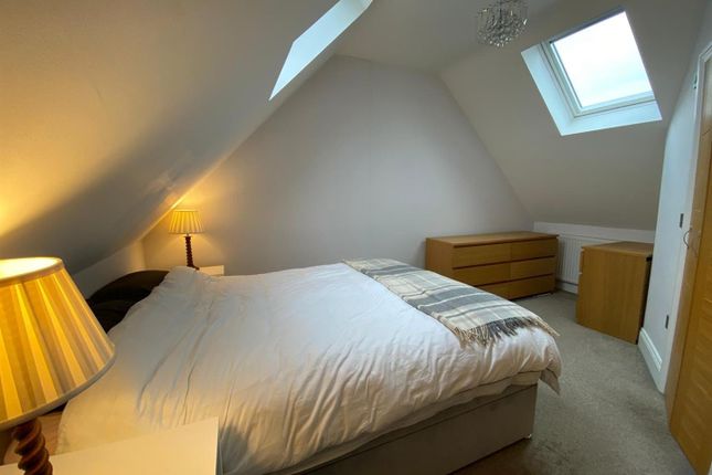 Flat 4, Burgh Side, Banstead photo 3