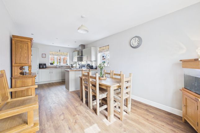 8 Hereford Close, Towcester photo 4
