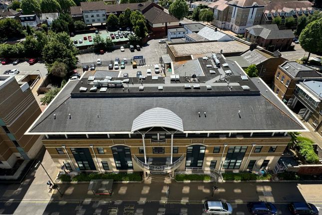 1-bed flat on 47 Wraysbury House, 4-16 London Road, Staines-Upon-Thames, £290,000