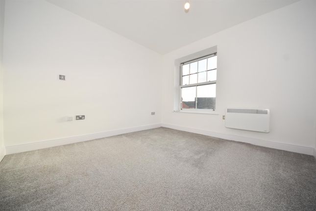 Flat for sale in Alder Meadow, Chase Meadow Square, Warwick