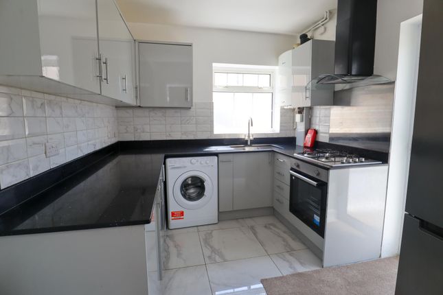 6, Hillside Road, Croydon photo 4