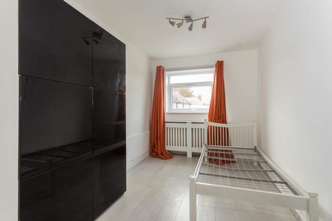 Flat for sale in Andover Close, Greenford