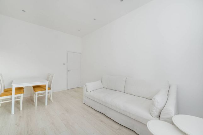 Flat to rent in Gloucester Gardens, Bayswater, London