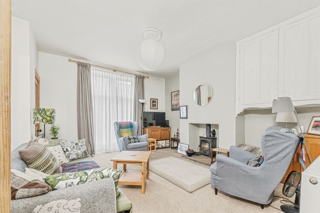 4, Royds Avenue, Huddersfield photo 2