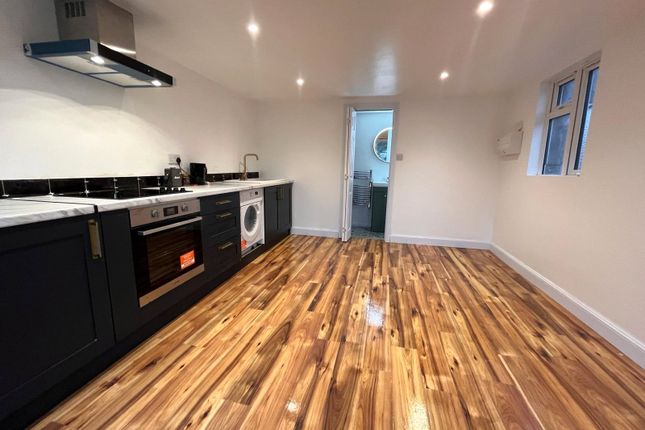Maisonette to rent in Brighton Road, Purley