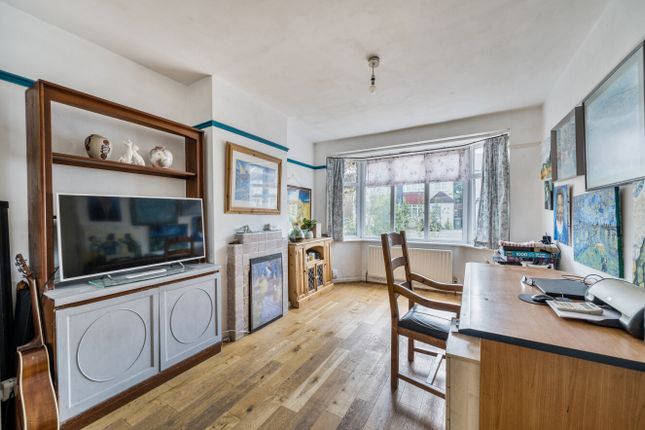 55, Cottimore Avenue, Surrey photo 2