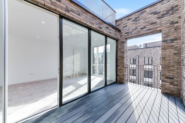 Town house for sale in Schooner Road, Royal Wharf, London