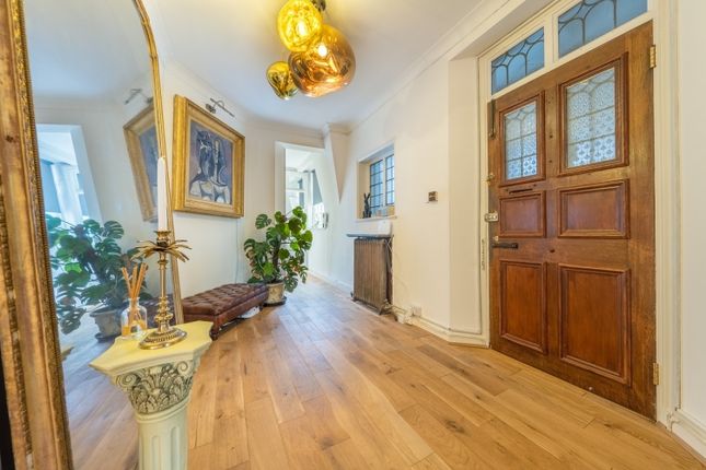 Flat to rent in St. Johns Wood High Street, London