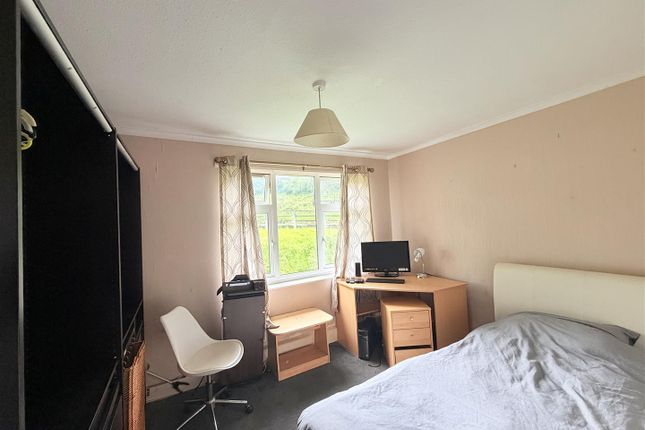 9, Gorse Avenue, Mossley photo 4